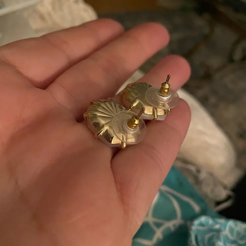 Classic Kendra Scott Ivory Pearl Stud Earrings. - Picture 2 of 2